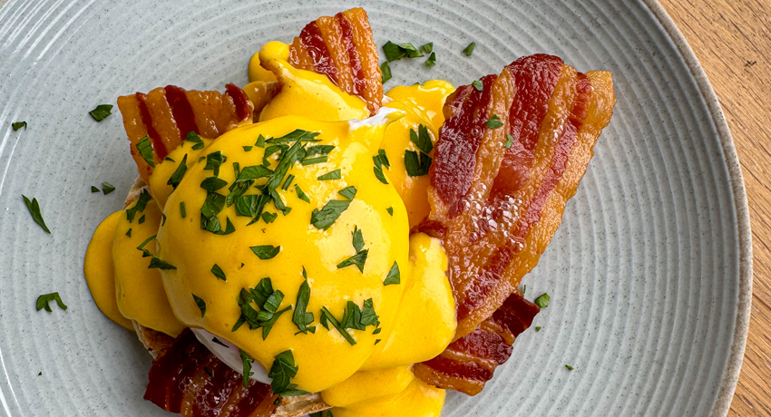 Œufs bénédicte au bacon croustillant
